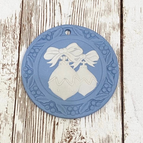 Vintage WEDGWOOD Blue Jasper Ware Baubles Christmas Ornament - Picture 4 of 9